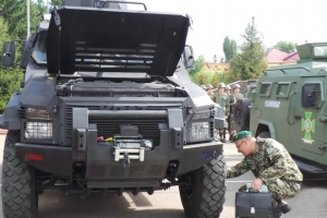 Українським прикордонникам презентували оновлені бронеавтомобілі КрАЗ