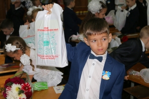KrAZ and People’s Deputy Konstantin Zhevago Traditionally Congratulate First-Form Schoolchildren