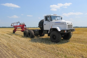 The MEZ-330 Tractor Tested by Ploughing
