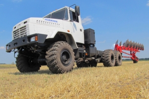 The MEZ-330 truck-tractor combination passes a trial test