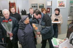 «КрАЗ» поздравил с 80-летием счастливых супругов-автозаводцев